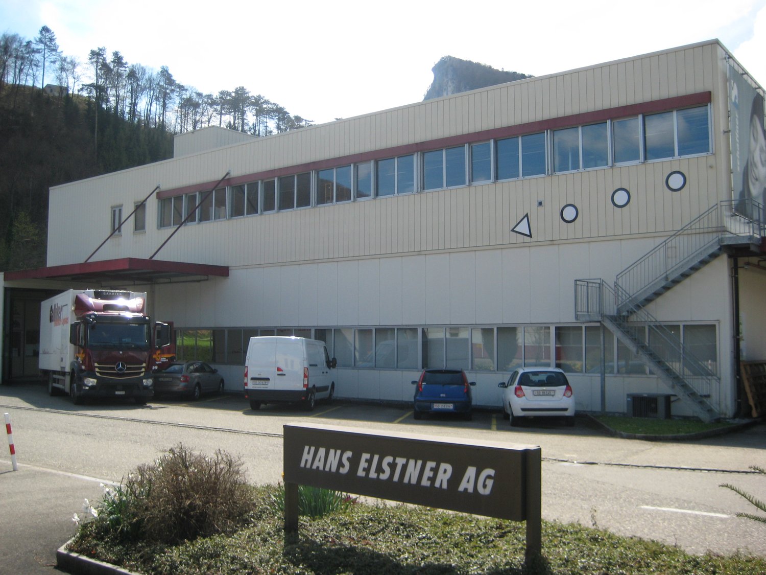Commercial, Foto 1 von 10