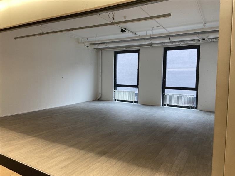 58m² shop