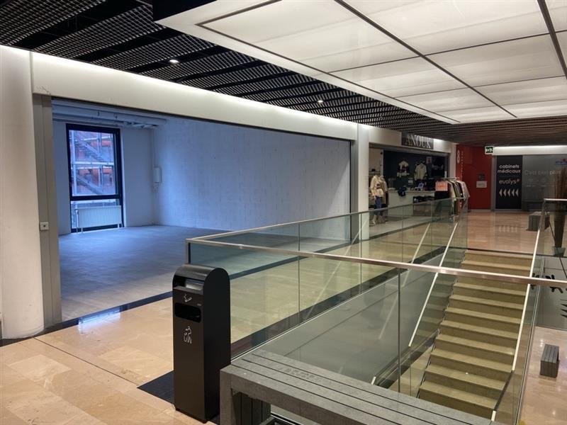 58m² shop