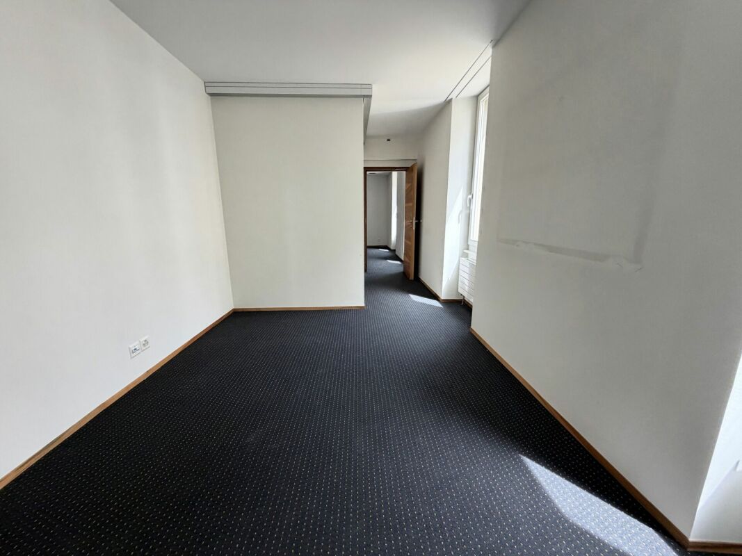 1306m² Büro