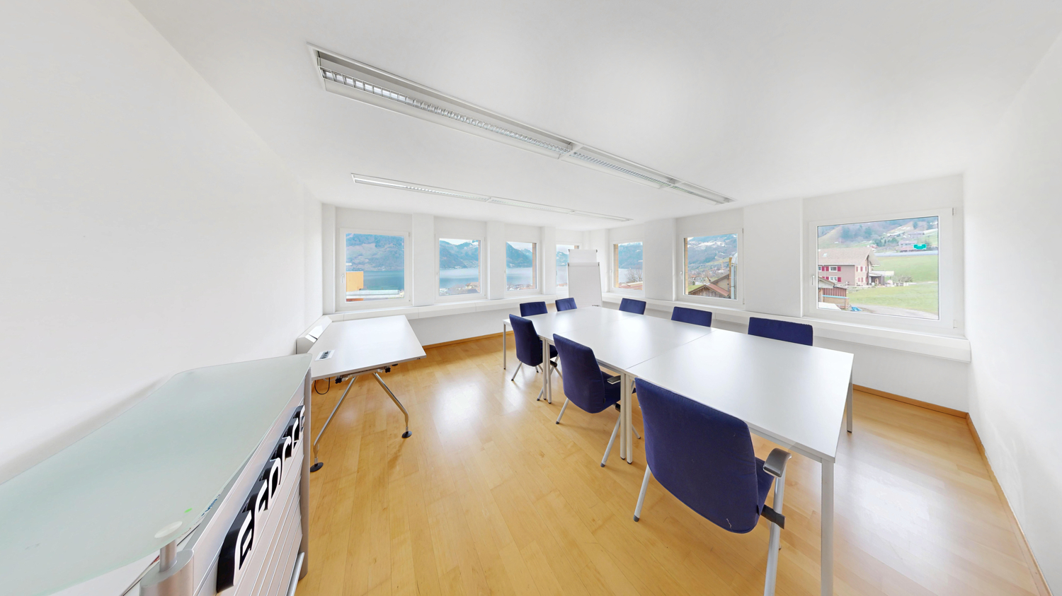 697m² office