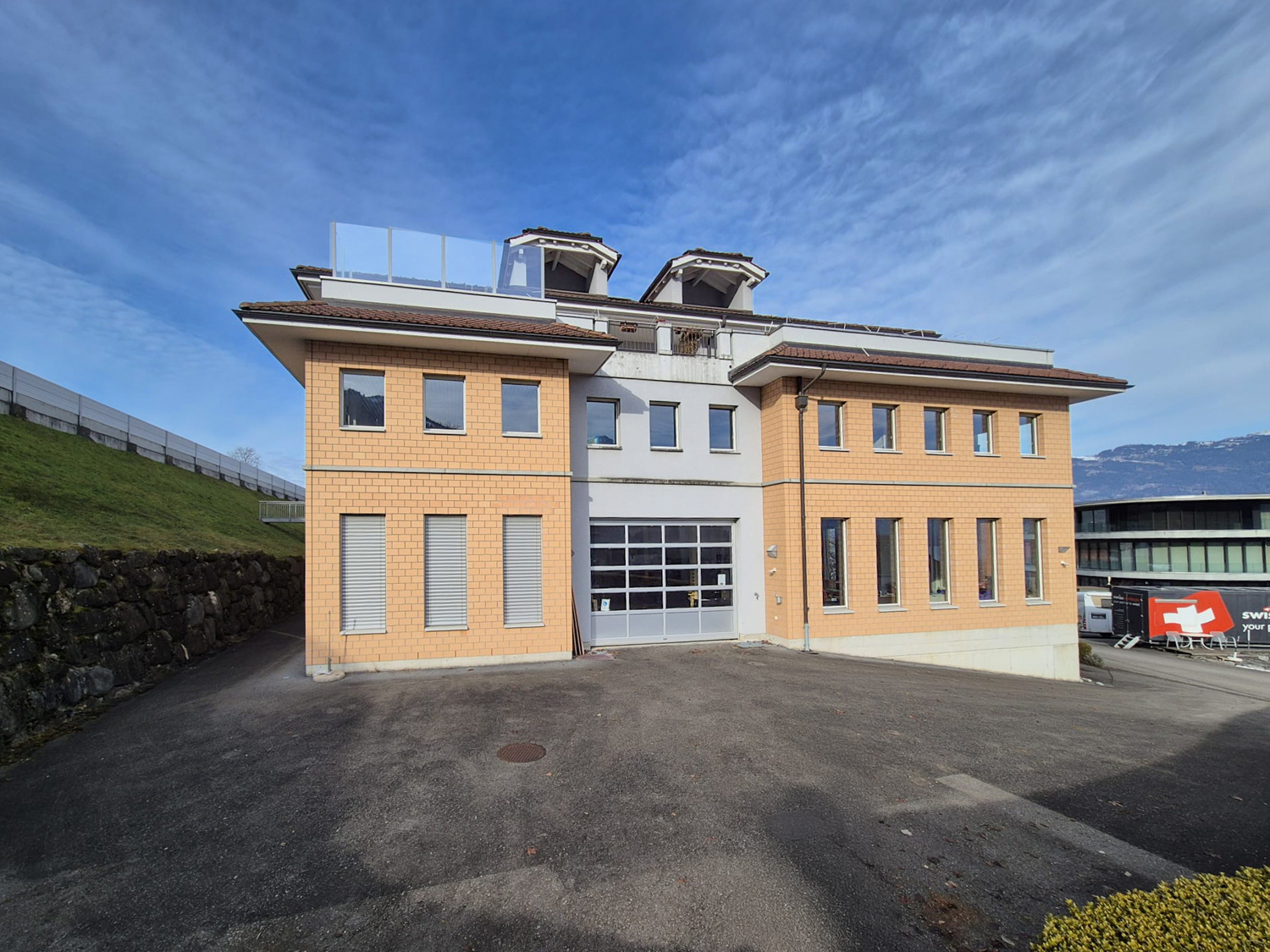 697m² office