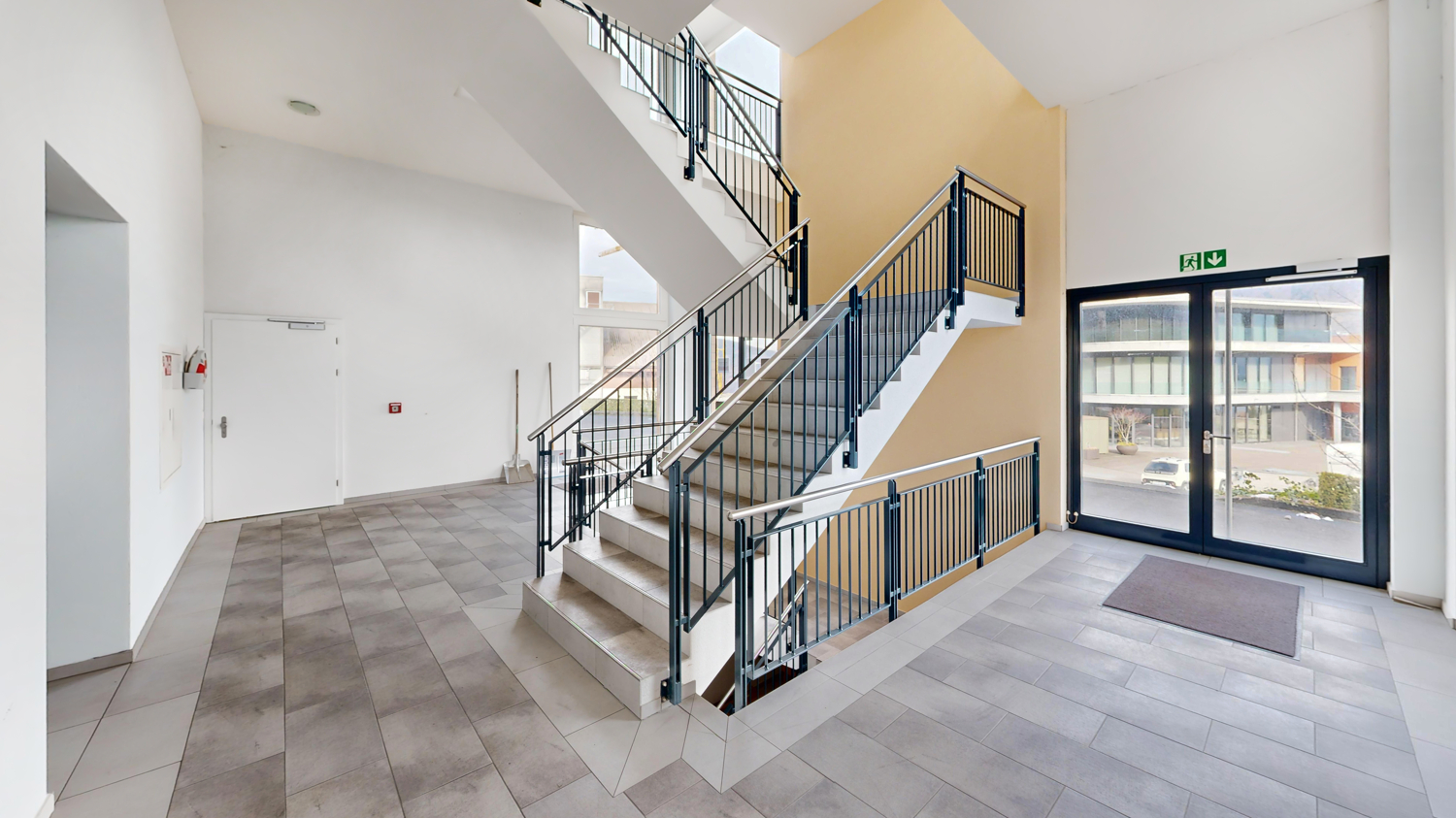 697m² office