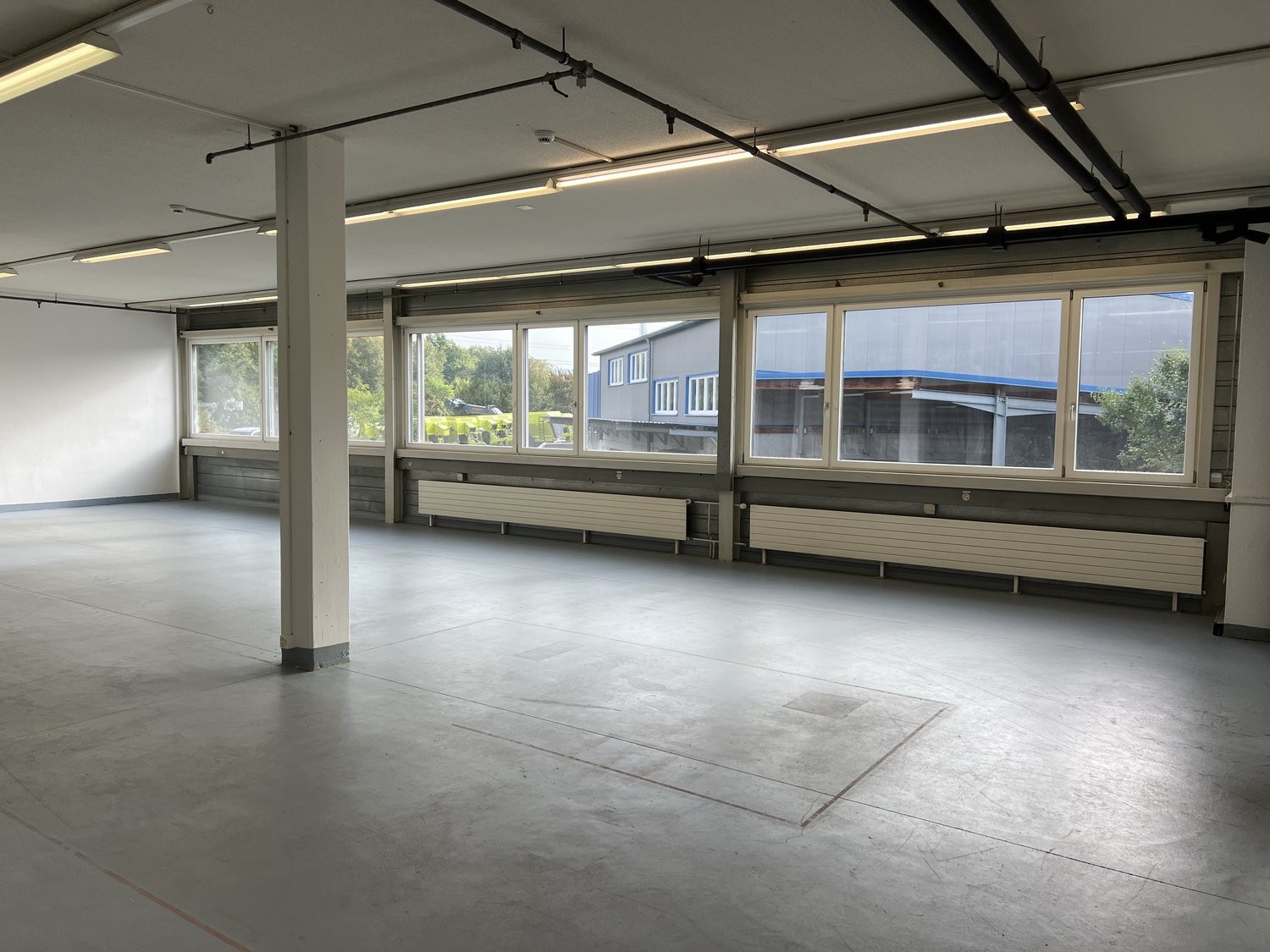 Commercial, Foto 1 von 7