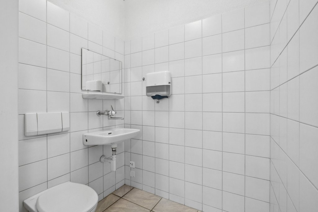 193m² shop