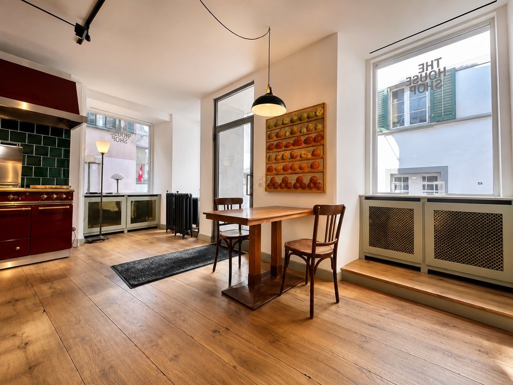 90m² shop