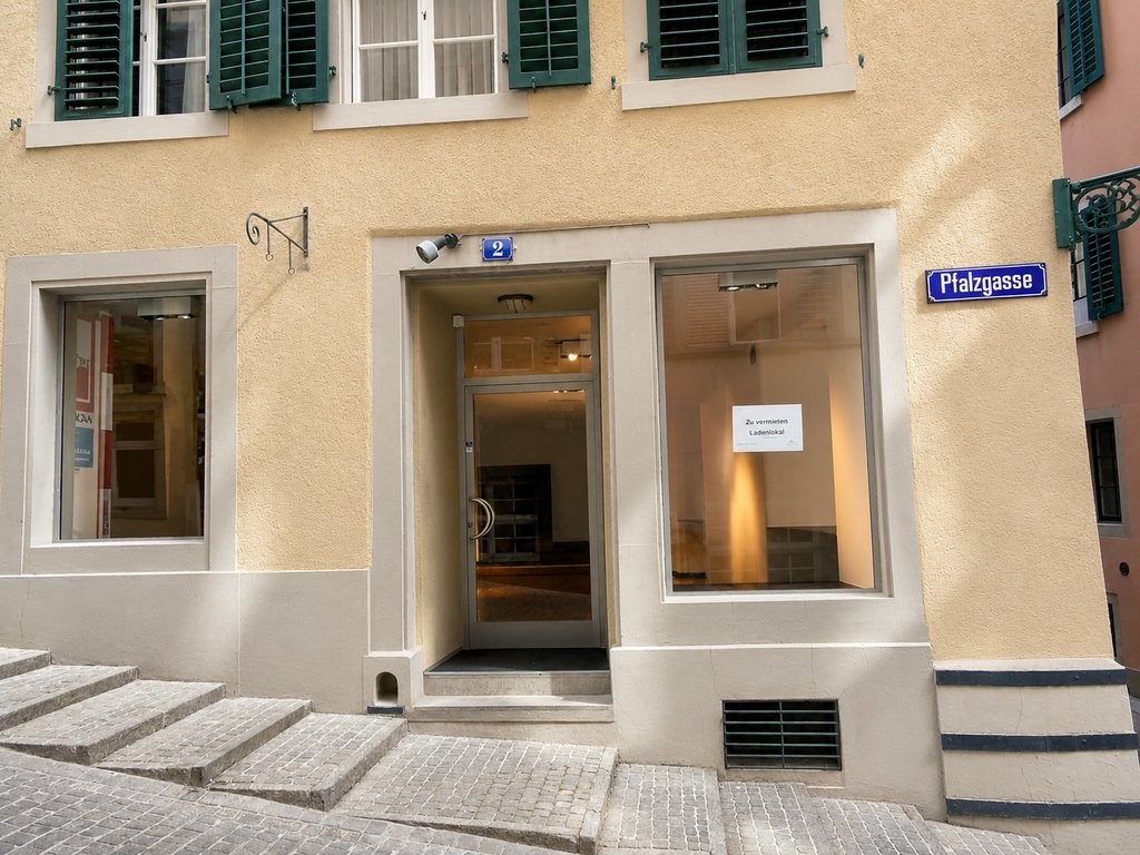 90m² shop