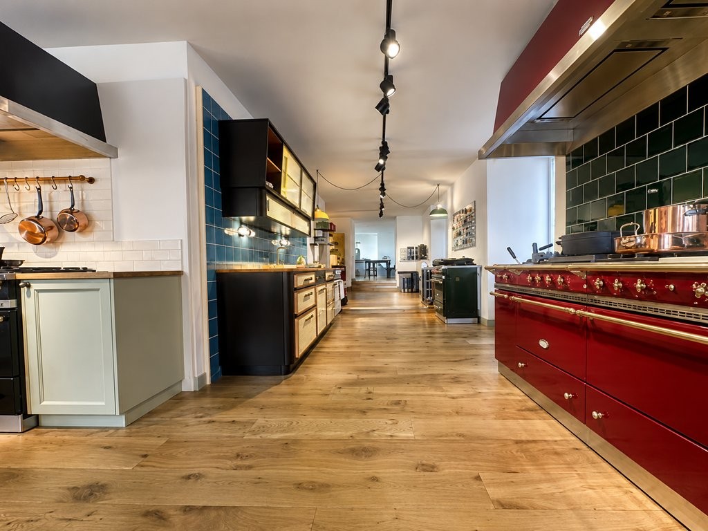 90m² shop