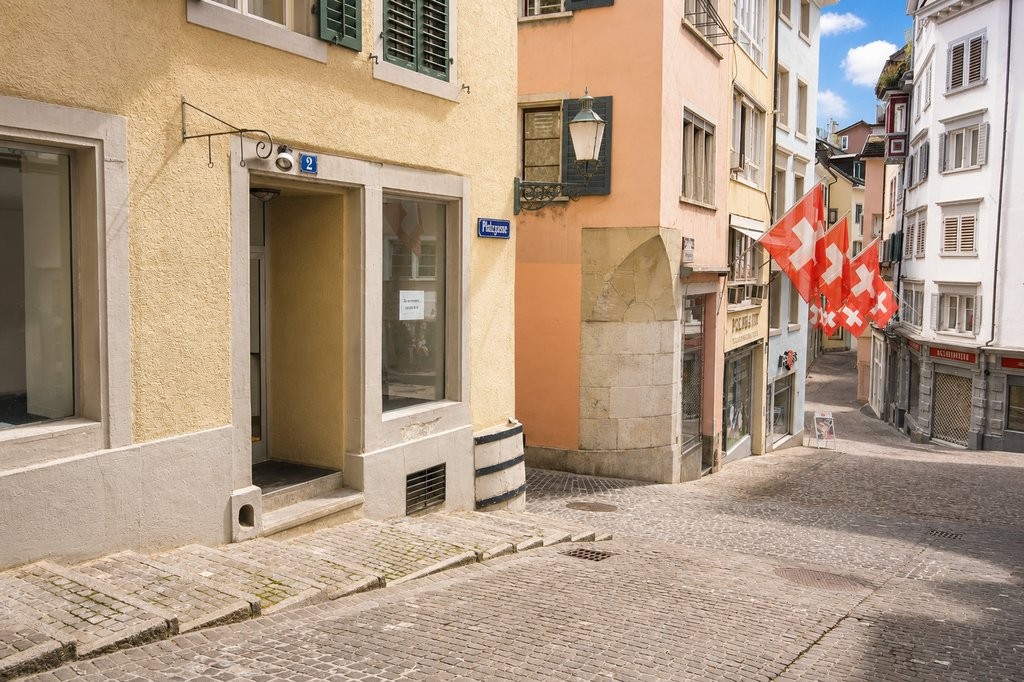 90m² shop