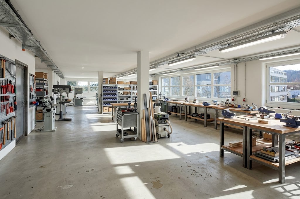 608m² office