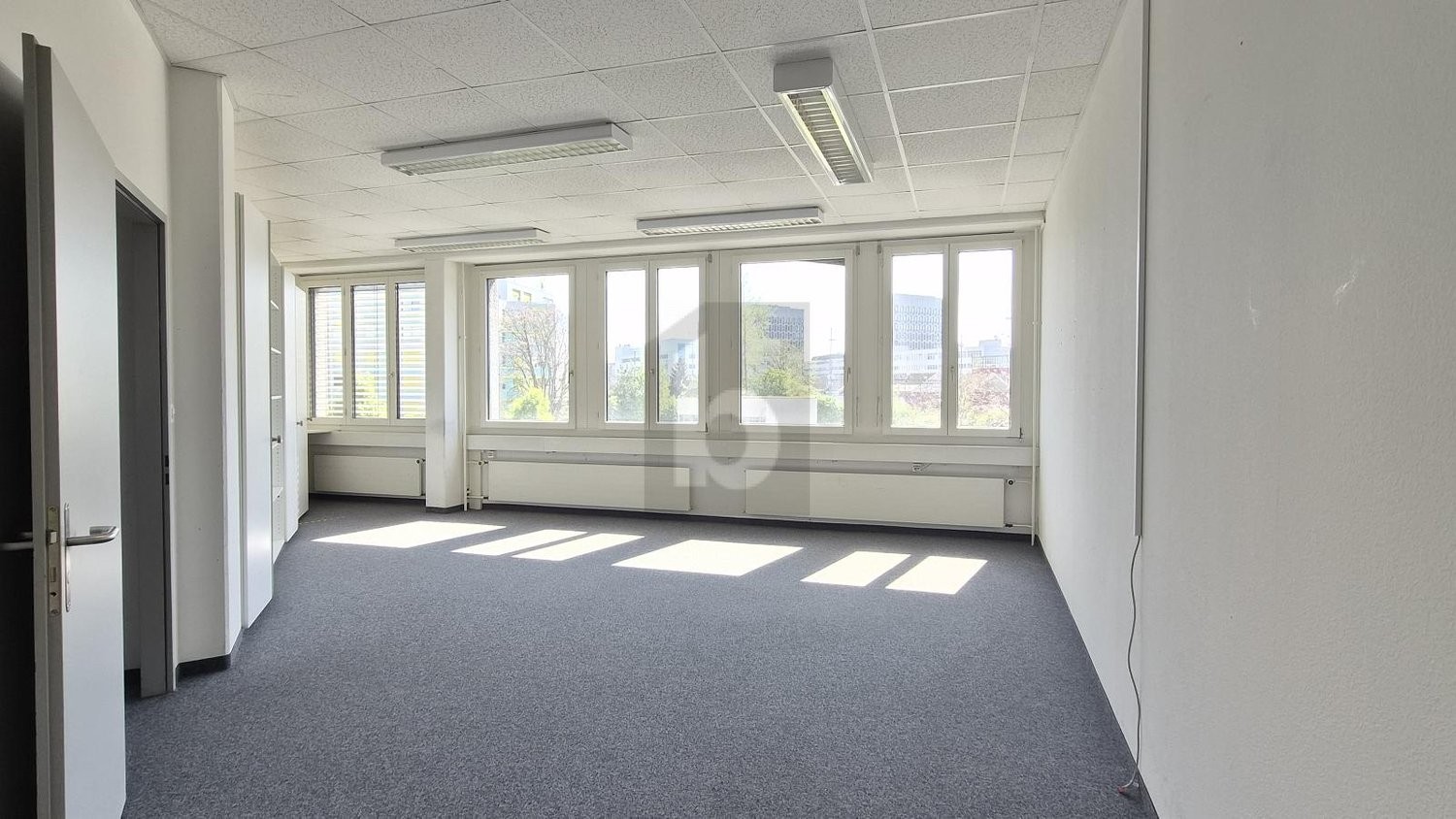 410m² office