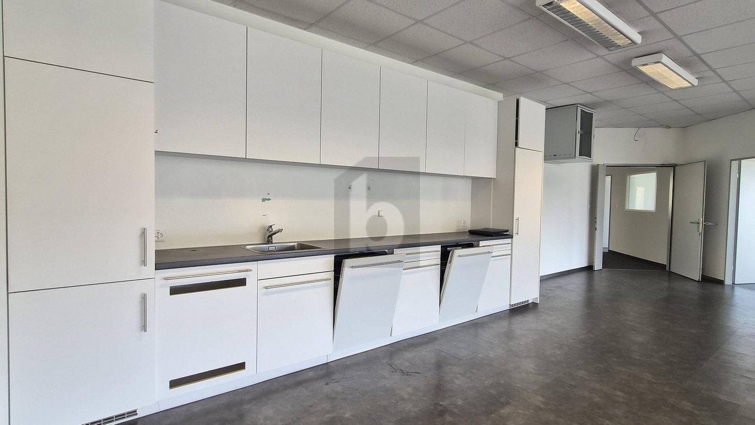 410m² office