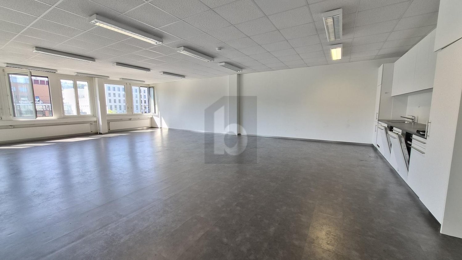 410m² office