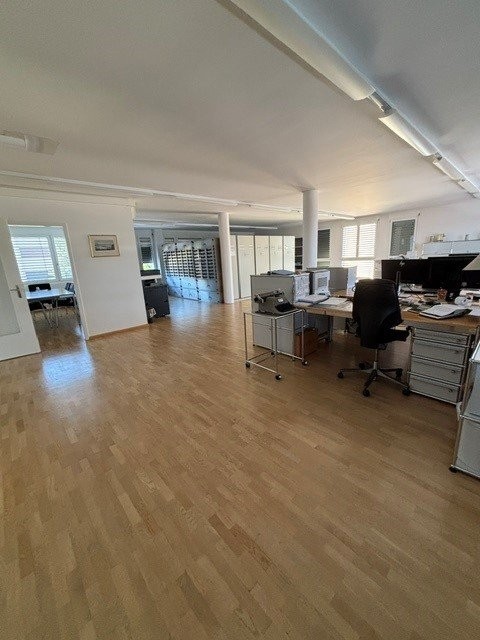 Commercial, foto 1 di 10