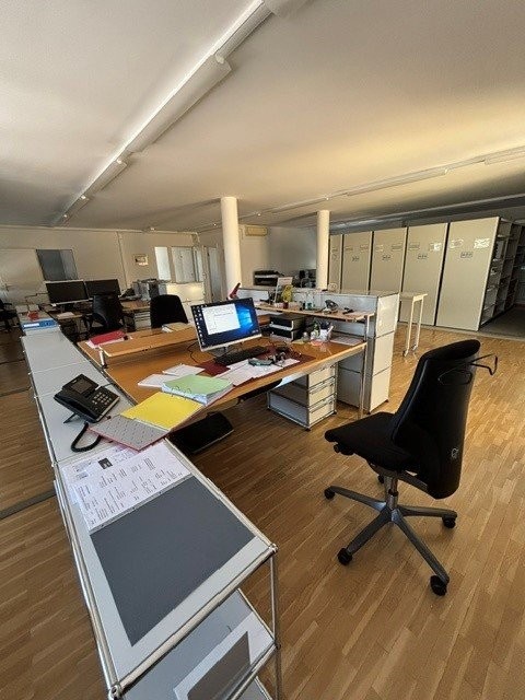 Commercial, foto 2 di 10
