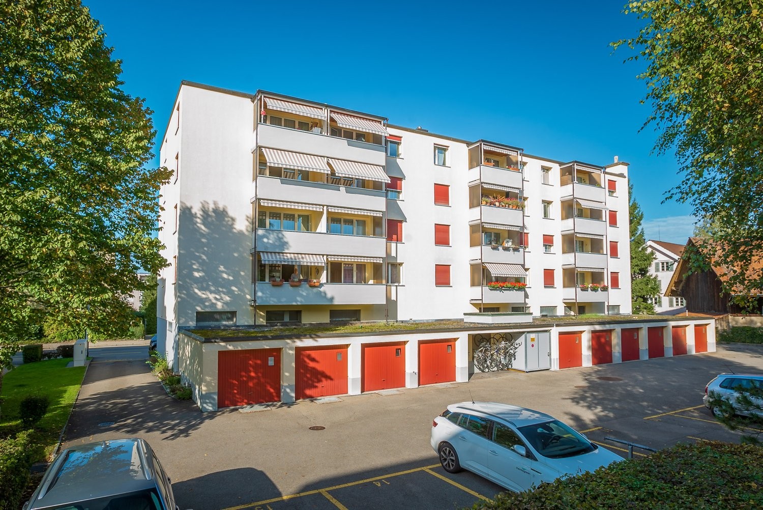 Commercial, Foto 1 von 8