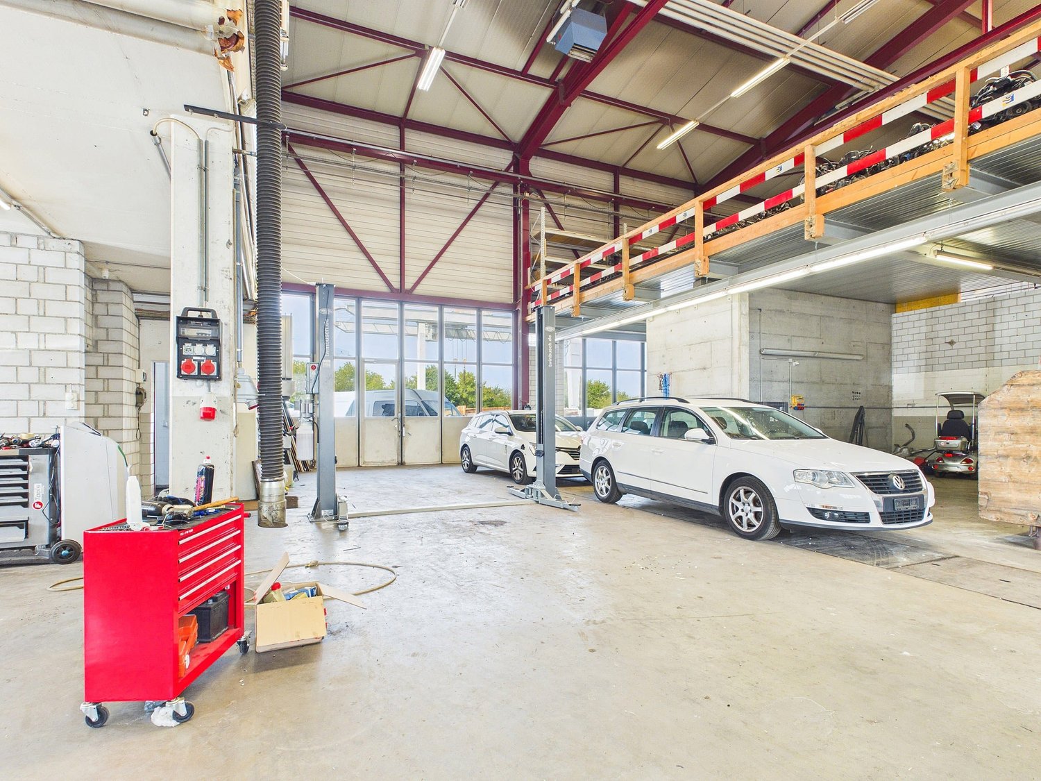 Officina di 350m², foto 1 di 10