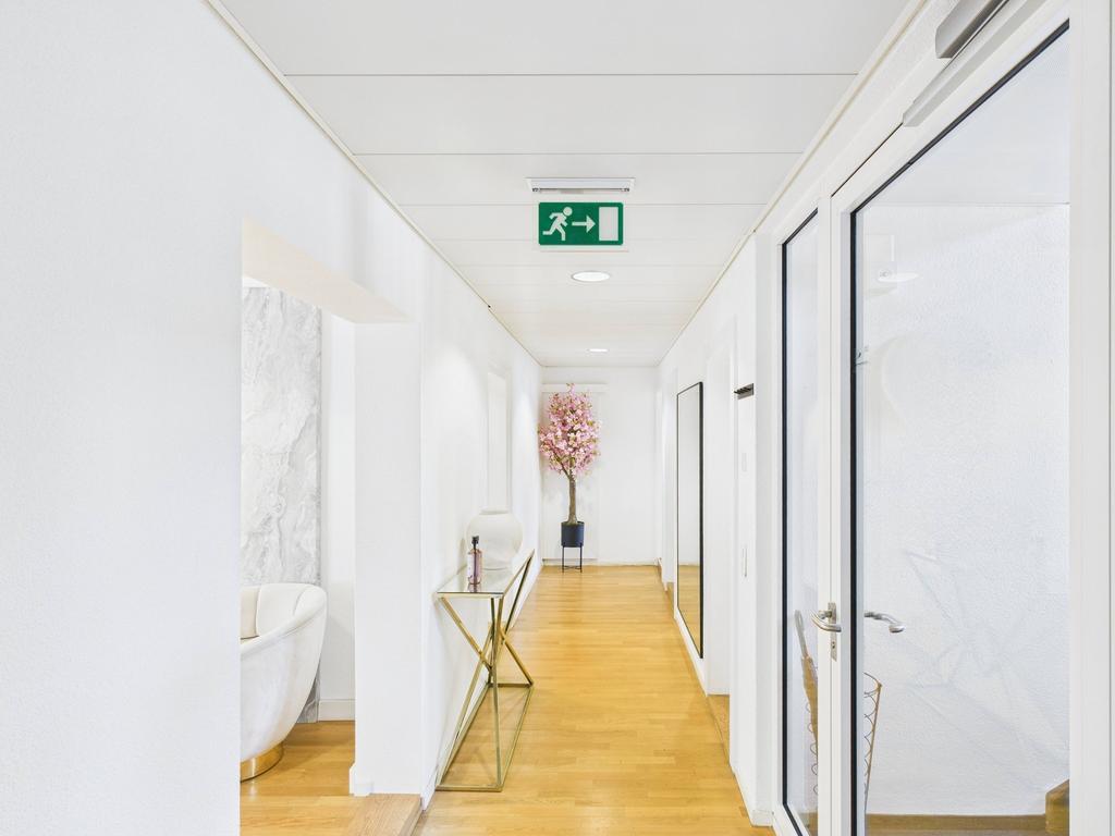 120m² office