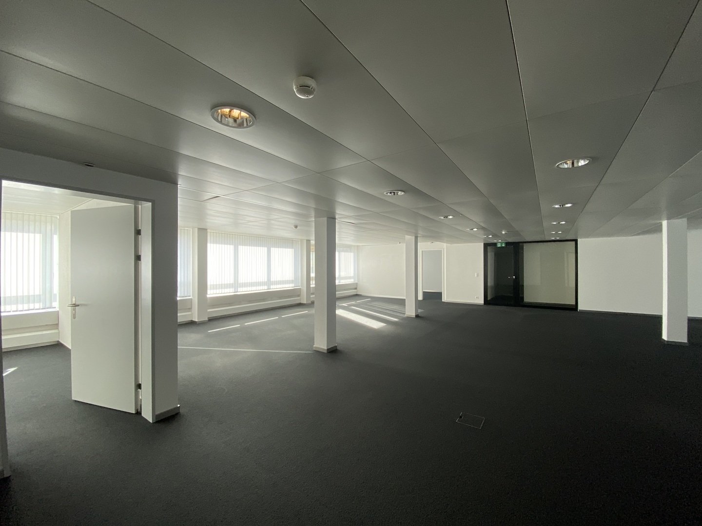 476m² office