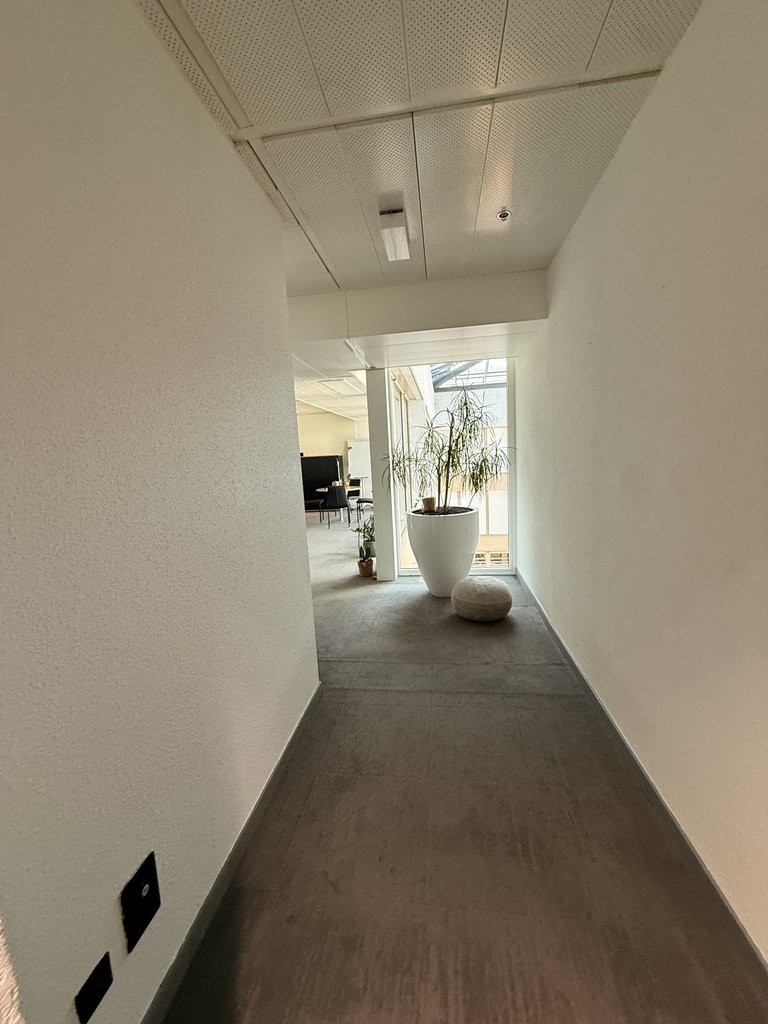 89m² Büro

Fläche von 89m2 im Geneva Business Center in Lancy

Gelegen 10 Minuten von der Autobahnausfahrt entfernt und 5 Minuten zu Fuss von der Tramhaltestelle "les Esserts"

Das Geneva Business Center bietet zahlreiche Dienstleistungen an, unter anderem Facility Management, Empfangs- und Postserv, Foto 6 von 6