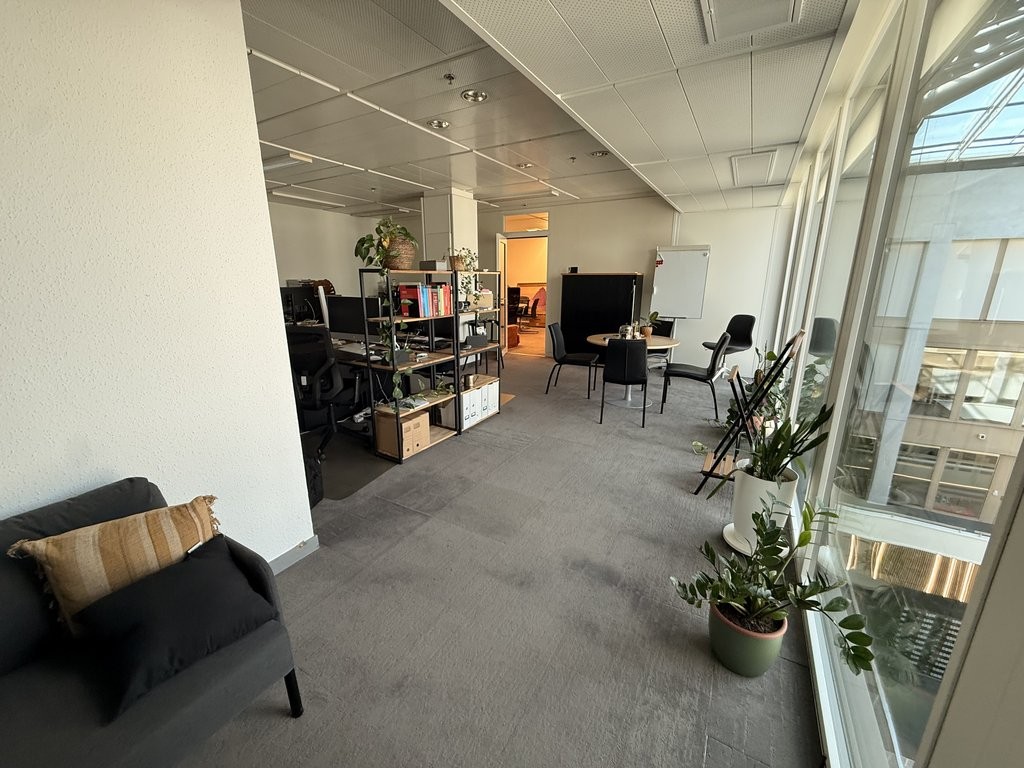 89m² Büro

Fläche von 89m2 im Geneva Business Center in Lancy

Gelegen 10 Minuten von der Autobahnausfahrt entfernt und 5 Minuten zu Fuss von der Tramhaltestelle "les Esserts"

Das Geneva Business Center bietet zahlreiche Dienstleistungen an, unter anderem Facility Management, Empfangs- und Postserv, Foto 3 von 6
