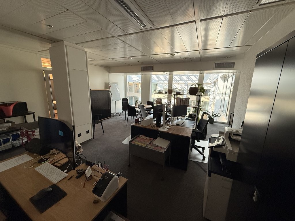 89m² Büro

Fläche von 89m2 im Geneva Business Center in Lancy

Gelegen 10 Minuten von der Autobahnausfahrt entfernt und 5 Minuten zu Fuss von der Tramhaltestelle "les Esserts"

Das Geneva Business Center bietet zahlreiche Dienstleistungen an, unter anderem Facility Management, Empfangs- und Postserv, Foto 4 von 6