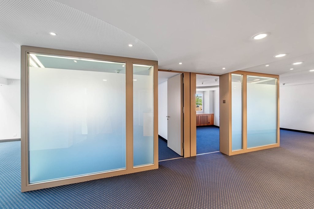 217m² office