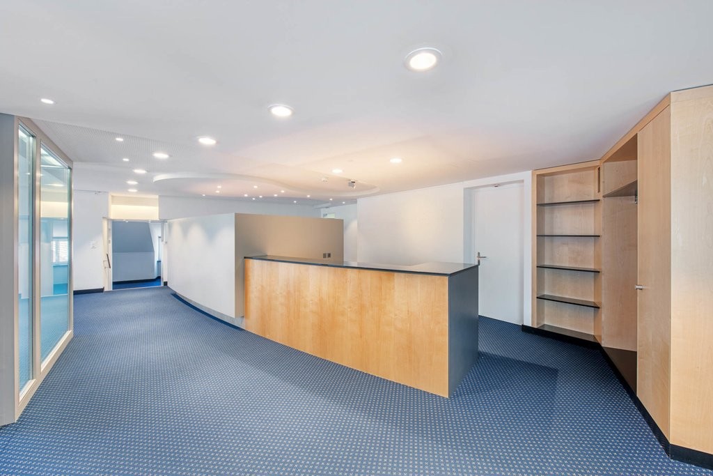 217m² office