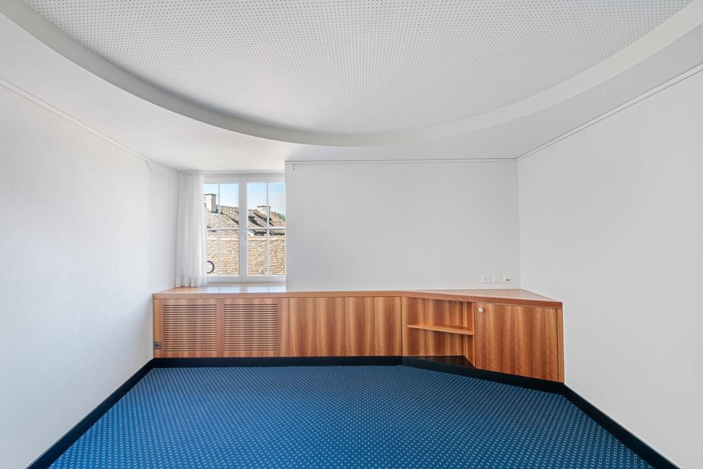 217m² office