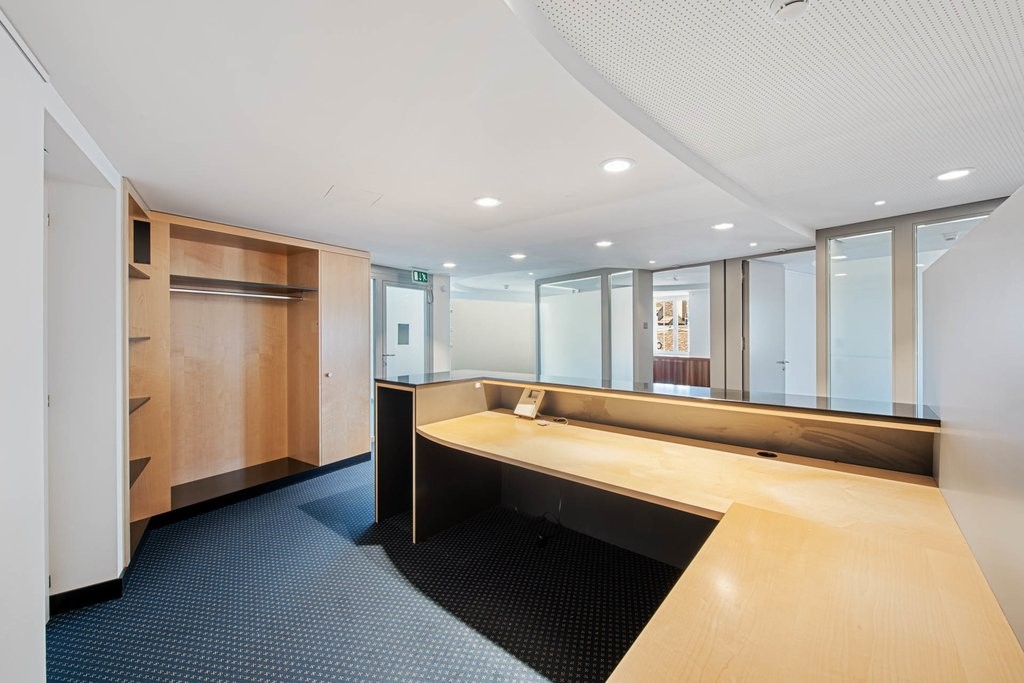 217m² office