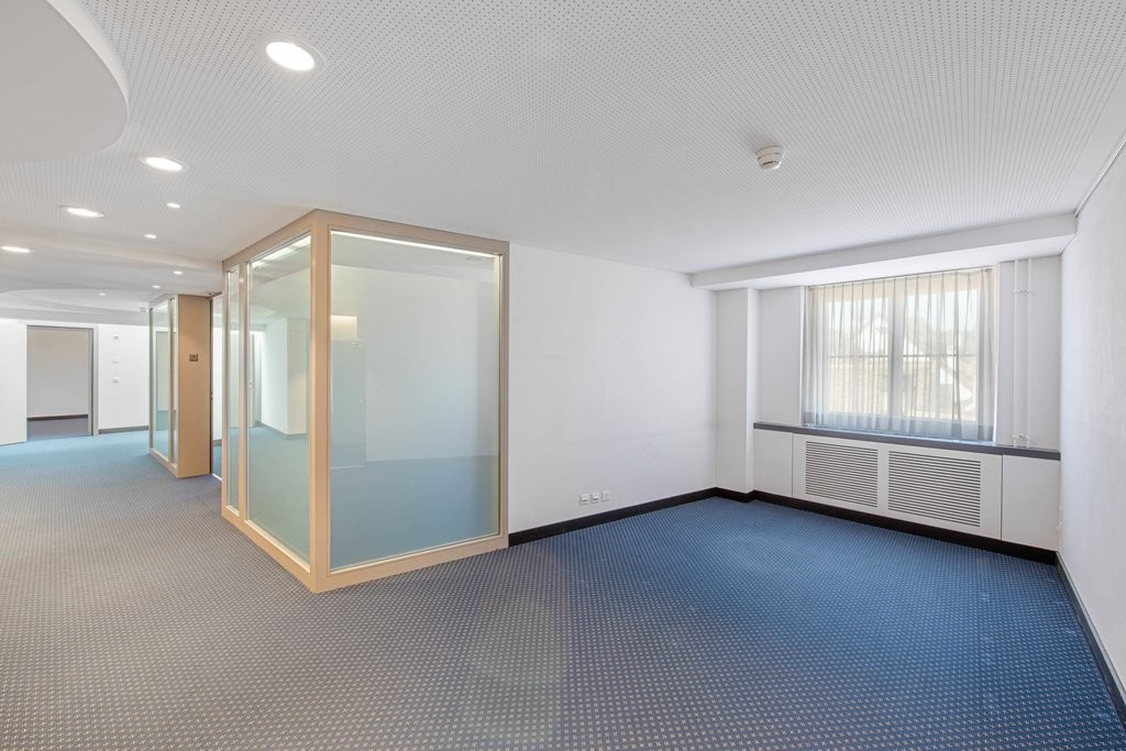 217m² office