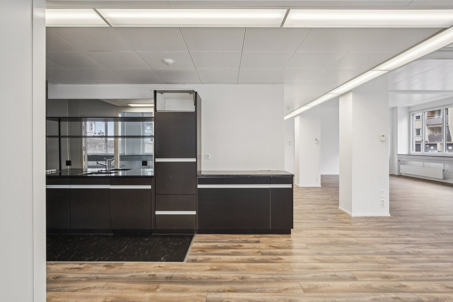 256m² office