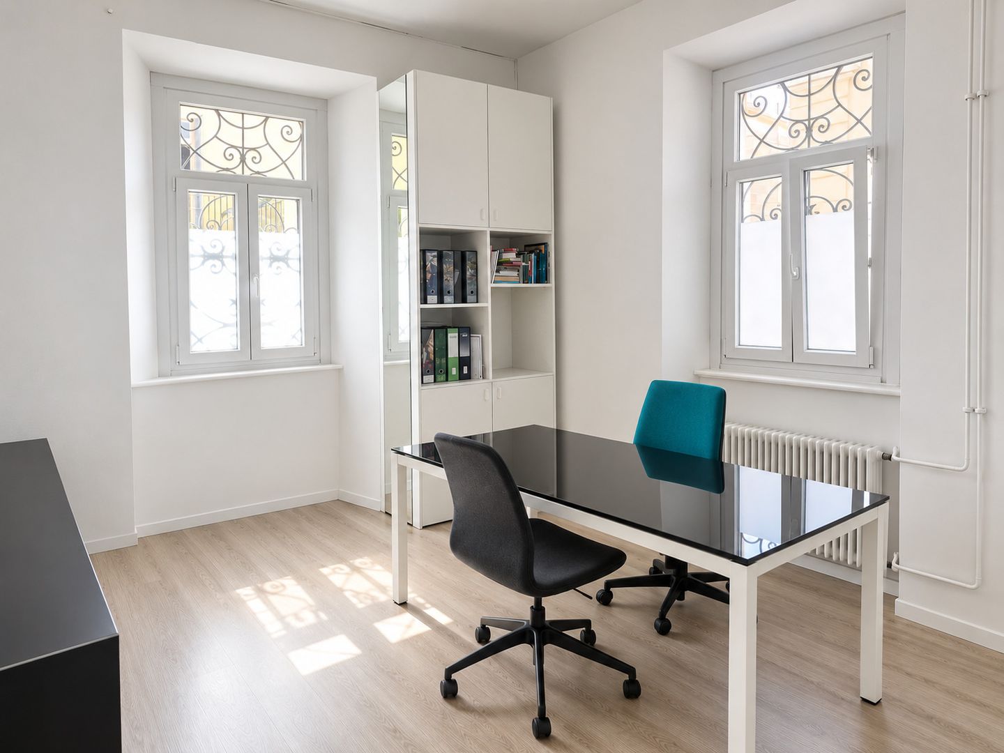 70m² Gewerbe","description":"Per sofort zu vermieten: Gewerberäumlichkeiten im Erdgeschoss mit Doppelvitrine, gelegen in einem historischen Gebäude in der Via Bossi, in strategischer Lage und bequem erreichbar, in kurzer Entfernung zum Autobahnanschluss.

Die Ausstellungsfläche besteht aus einem gro