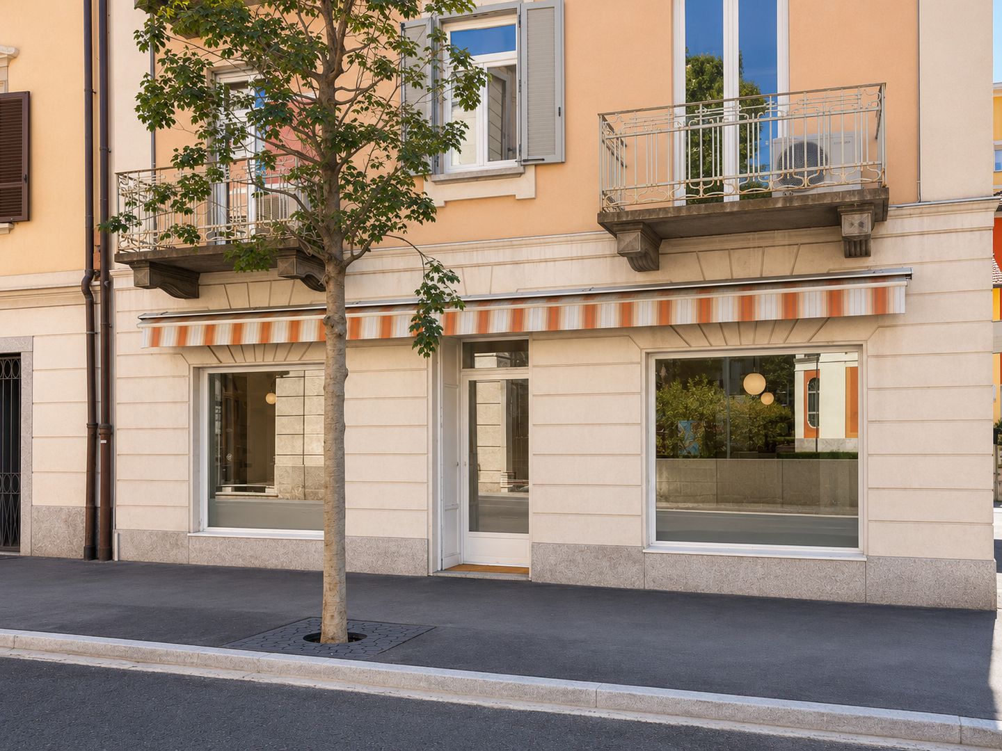 70m² Gewerbe","description":"Per sofort zu vermieten: Gewerberäumlichkeiten im Erdgeschoss mit Doppelvitrine, gelegen in einem historischen Gebäude in der Via Bossi, in strategischer Lage und bequem erreichbar, in kurzer Entfernung zum Autobahnanschluss.

Die Ausstellungsfläche besteht aus einem gro