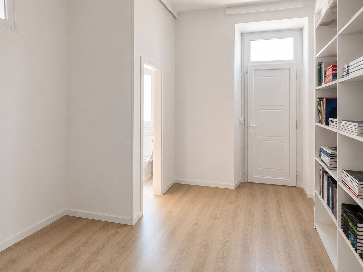 70m² Gewerbe","description":"Per sofort zu vermieten: Gewerberäumlichkeiten im Erdgeschoss mit Doppelvitrine, gelegen in einem historischen Gebäude in der Via Bossi, in strategischer Lage und bequem erreichbar, in kurzer Entfernung zum Autobahnanschluss.

Die Ausstellungsfläche besteht aus einem gro