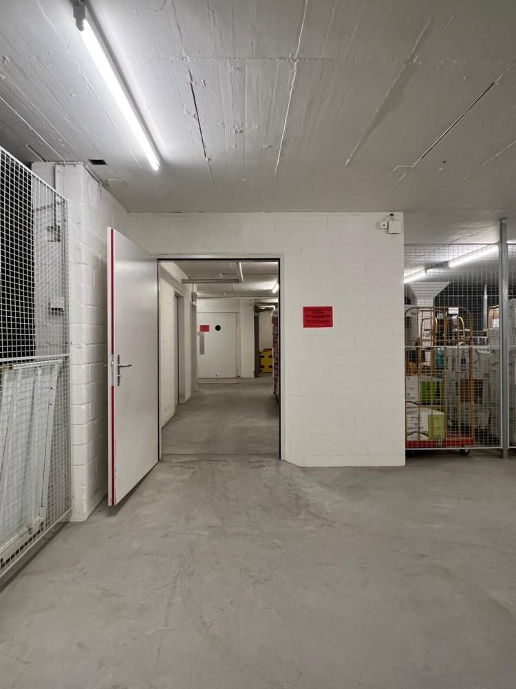 400m² storage room