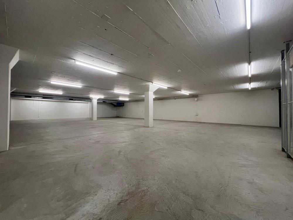 400m² storage room