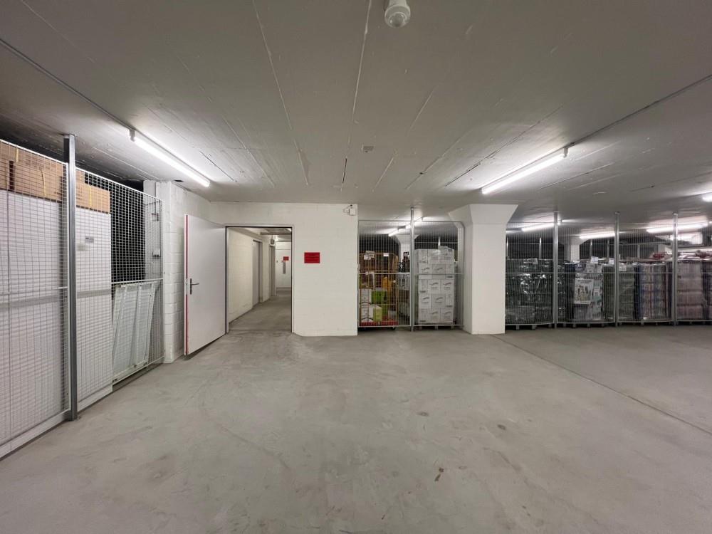 400m² storage room