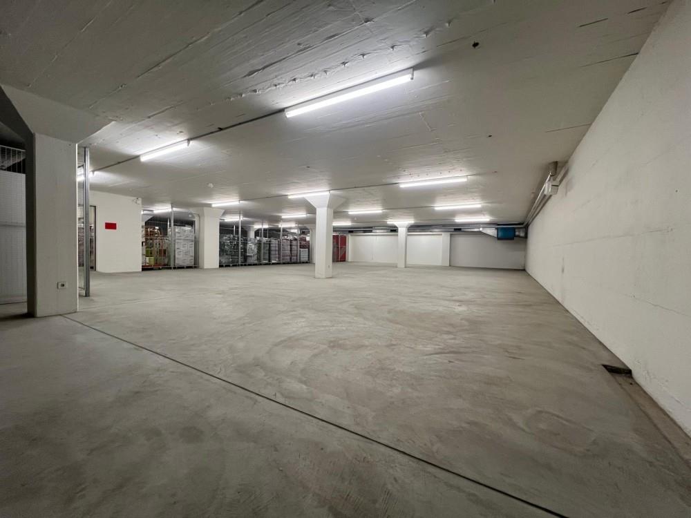 400m² storage room