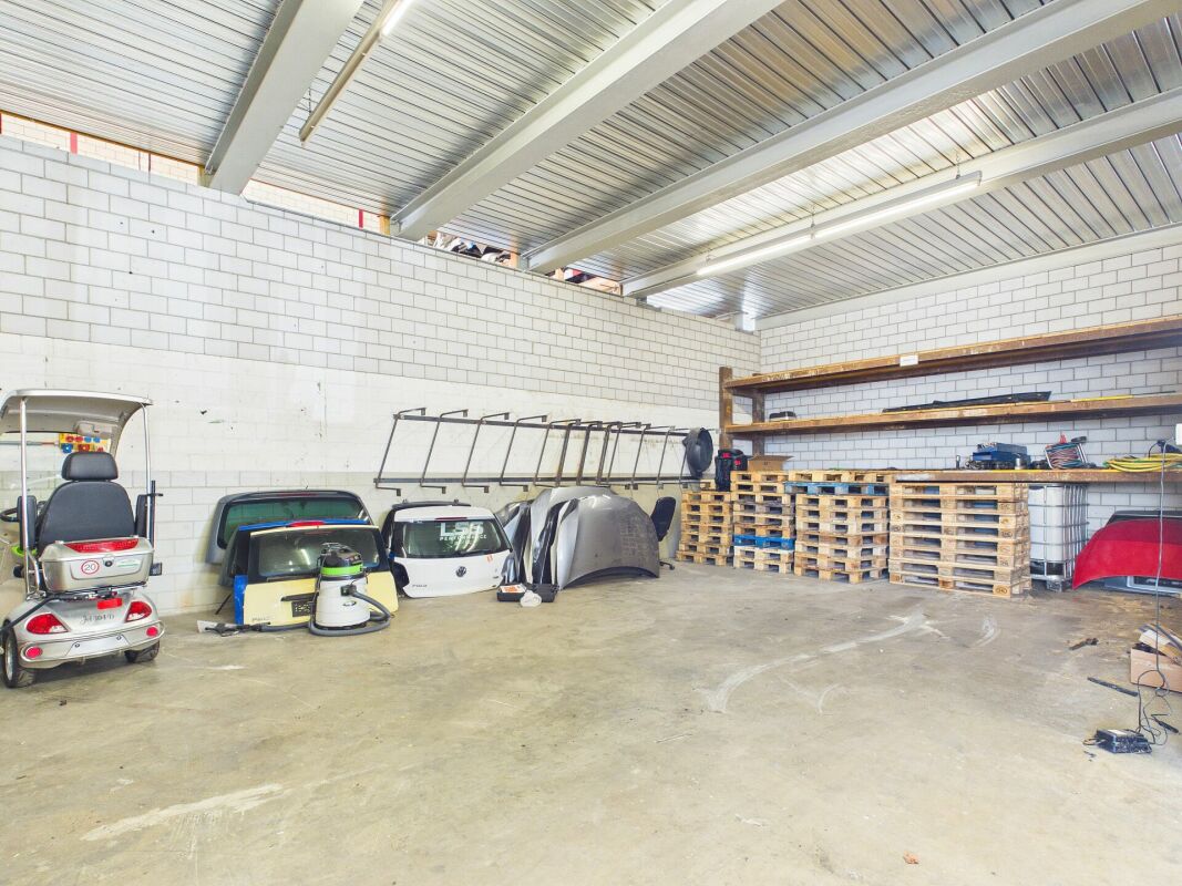 350m² workshop