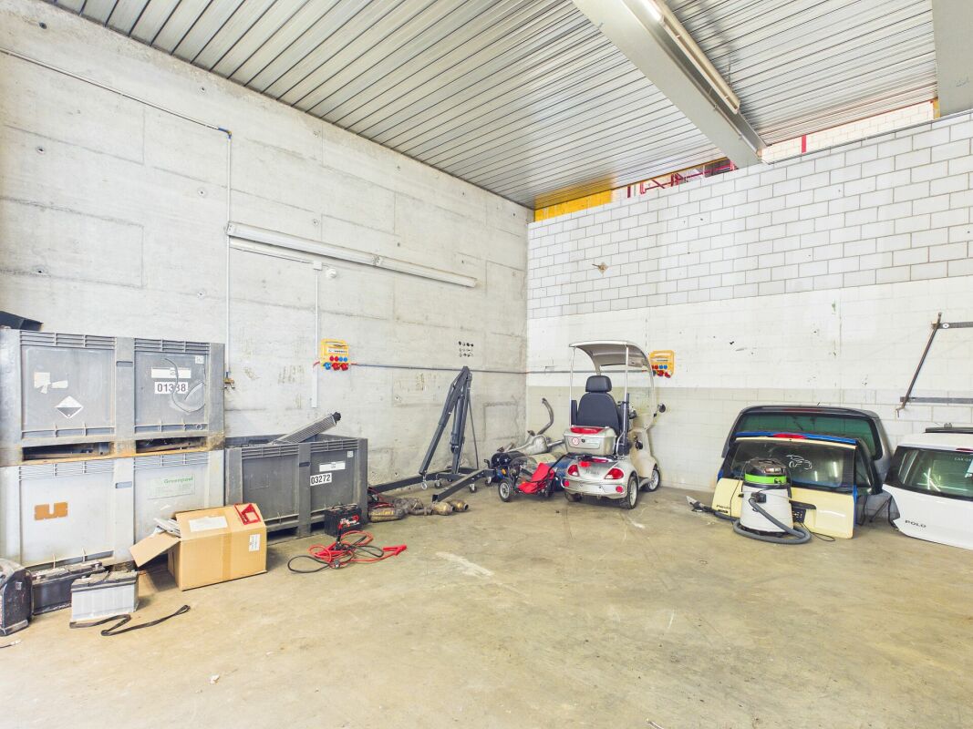 350m² workshop