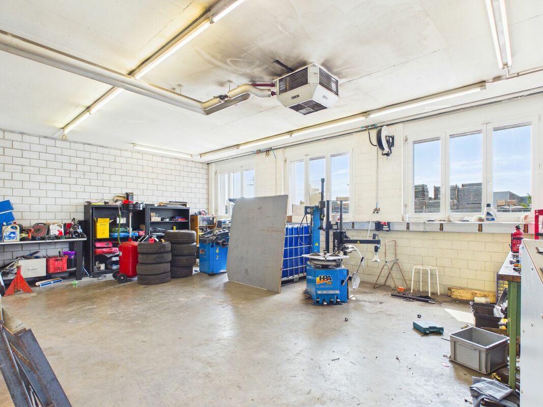 350m² workshop