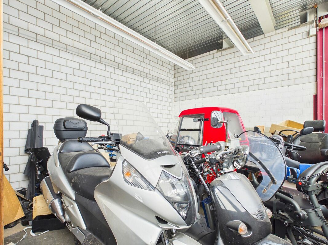 350m² workshop