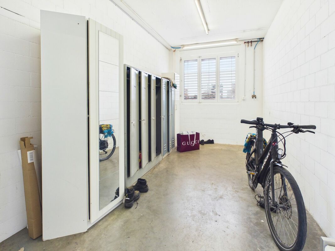350m² workshop