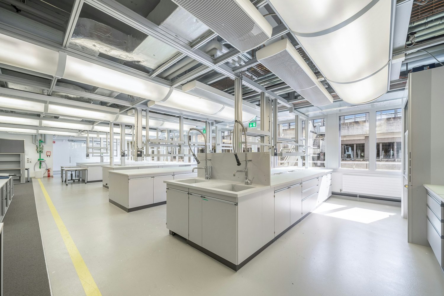 80m² laboratory