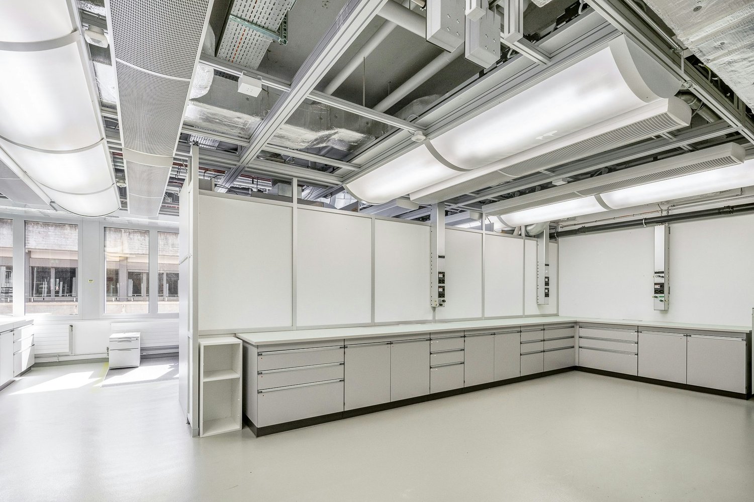 80m² laboratory