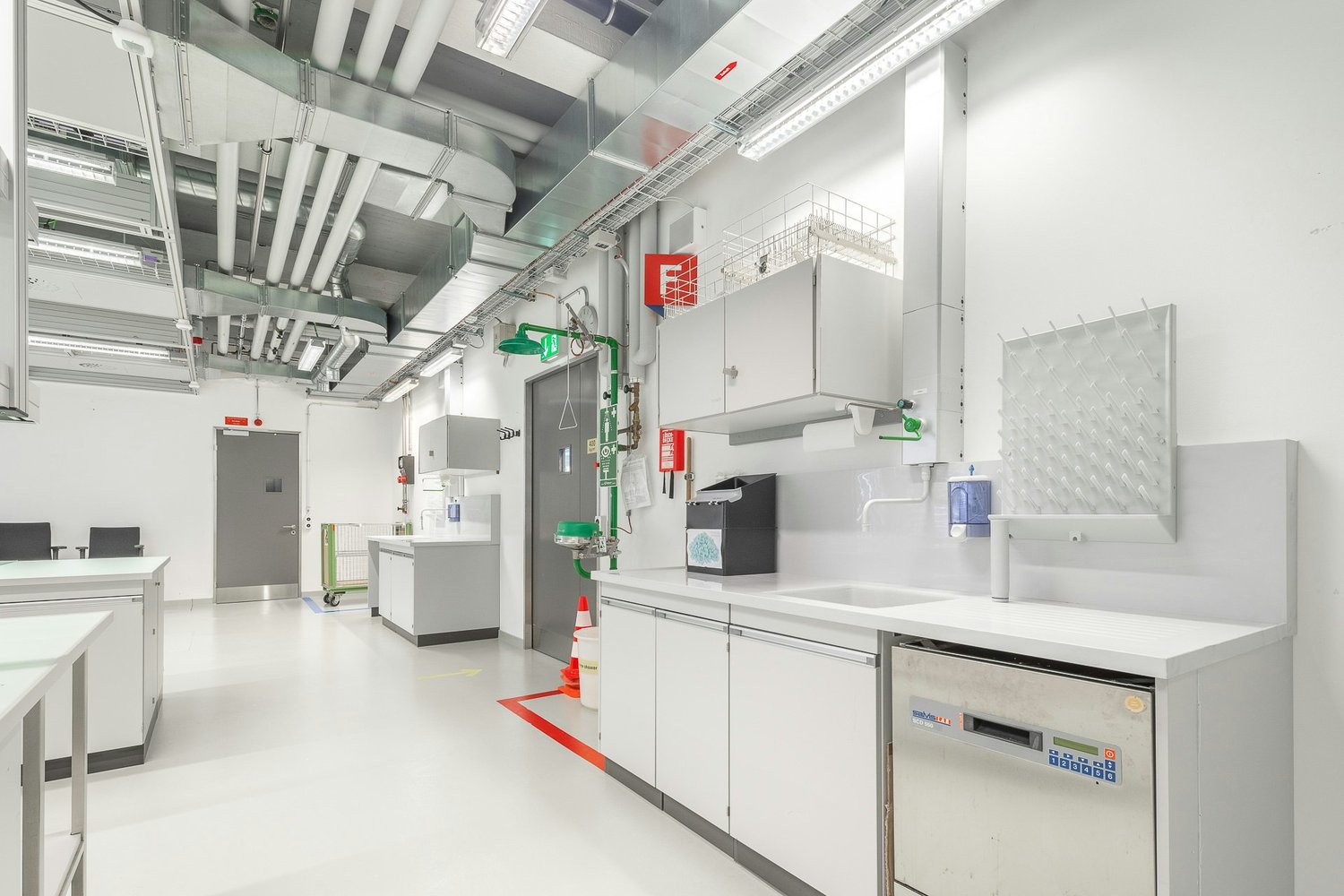 80m² laboratory