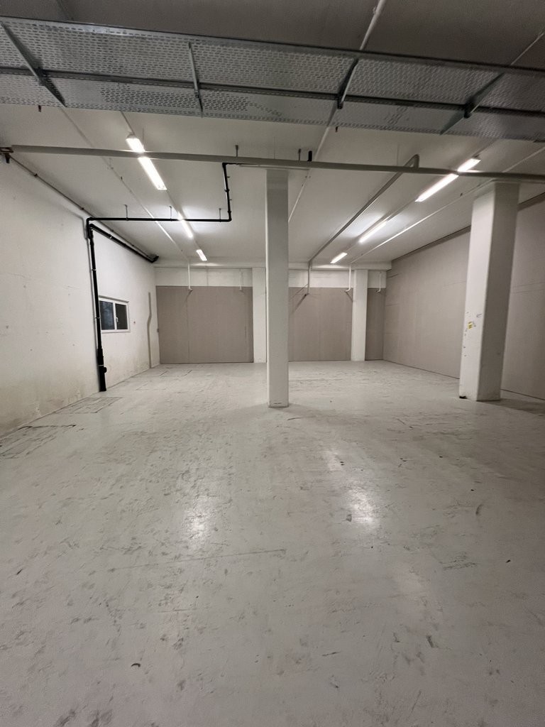 746m² storage room
