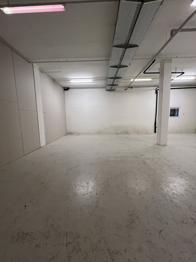 746m² storage room