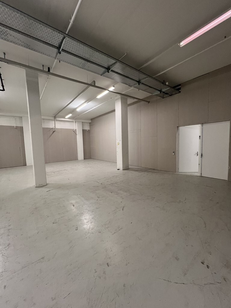 746m² storage room